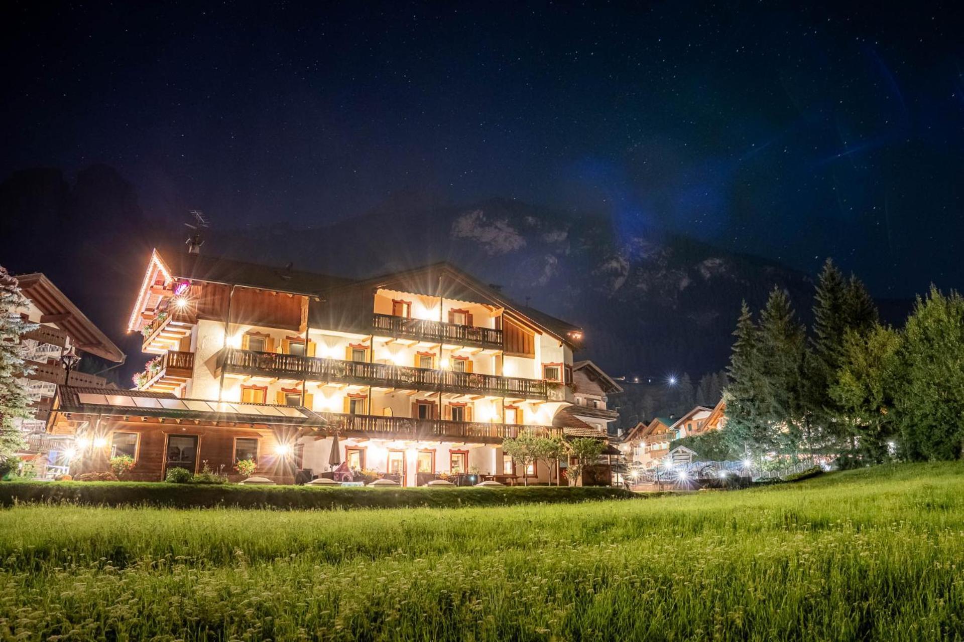Garni Letizia Bed and Breakfast Campitello di Fassa Eksteriør billede